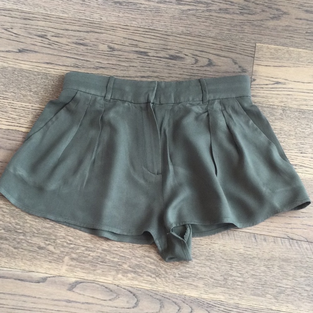 Aritzia Talula pleated shorts